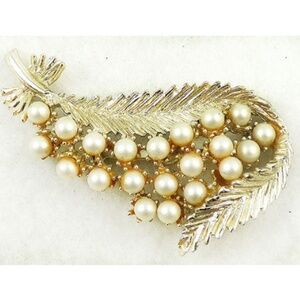 BSK Faux Pearl Leaf Brooch